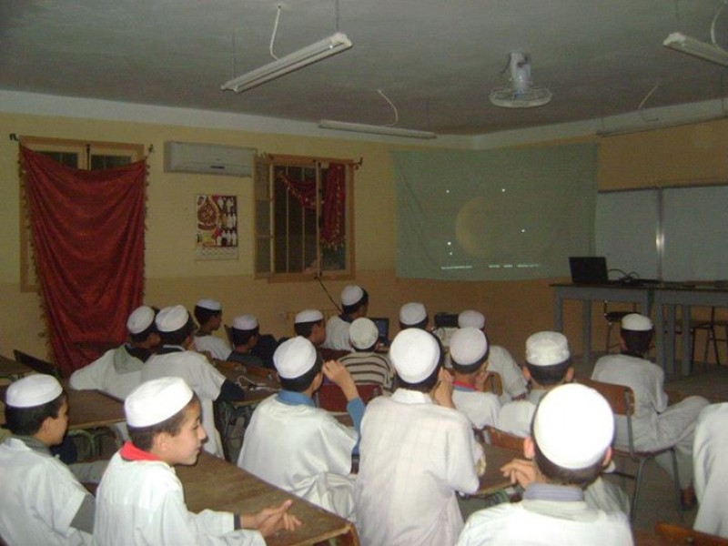 شباب نادي عمي سعيد لهواة الفلك يقدمون توضيحات للطلبة حول خسوف القمر يوم 25 أفريل 2013
