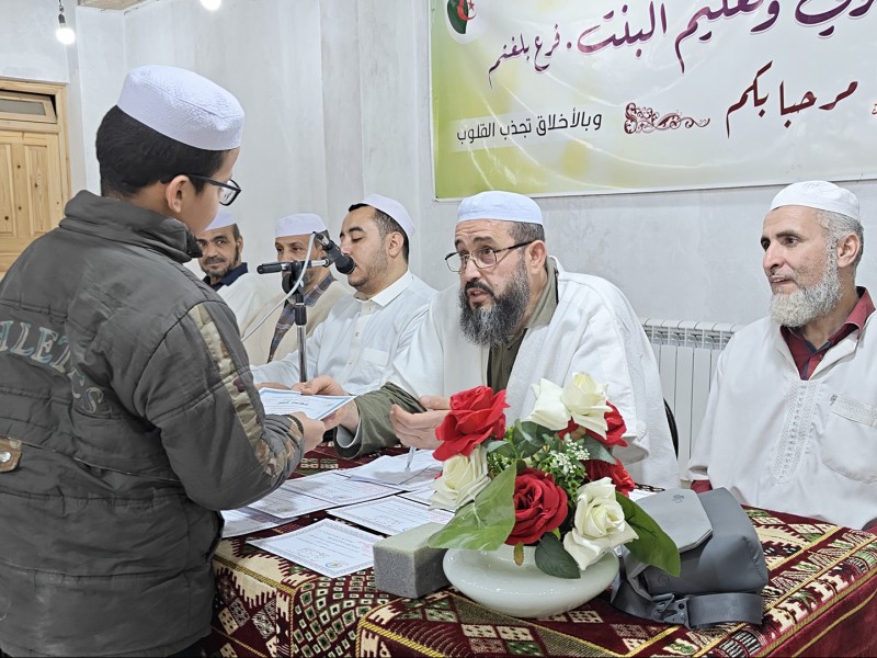 حفلا تكريميا للتلاميذ الناجحين والمجدّين في امتحانات الفصل الأول، بمدرسة عمي سعيد فرع بلغنم.