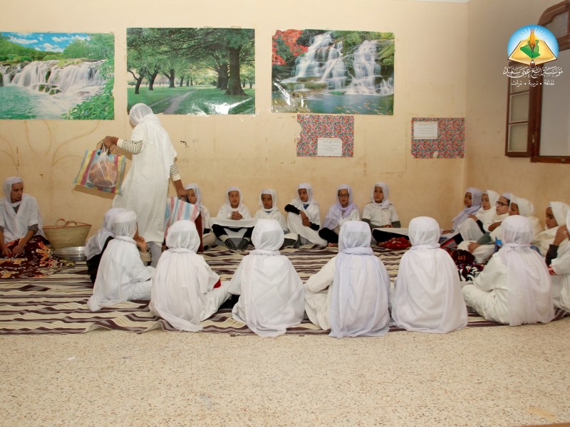 تلاميذ السنة الخامسة من التعليم القرآني يستفيدون من درس تطبيقي في موضوع المؤسسات العرفية المسجدية ومساهمتها في تأطير الجوانب الإيمانية والاجتماعية.