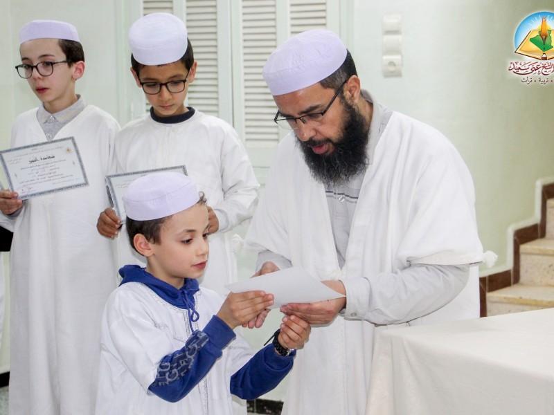 حفلا تكريميا للتلاميذ الناجحين والمجدّين في امتحانات الفصل الأول، بمدرسة عمي سعيد فرع باباالسعد.