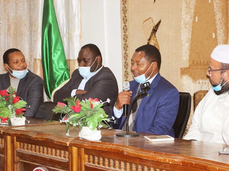 سعادة سفير تنزانيا الاتحادية في زيارة لمؤسسة الشيخ عمي سعيد والطلبة التنزانيين